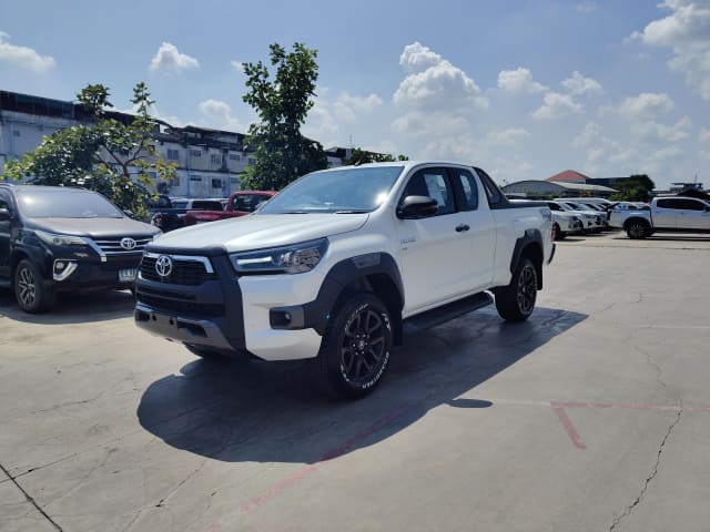 2024 TOYOTA Hilux