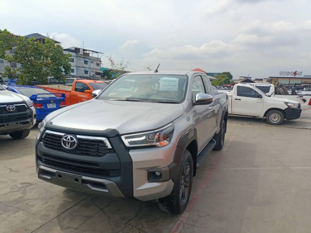 2024 TOYOTA Hilux