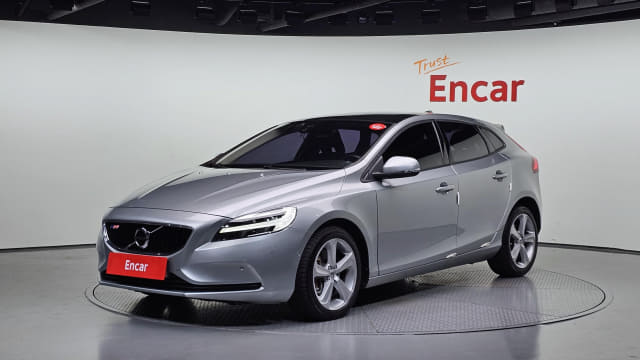 2017 VOLVO V40