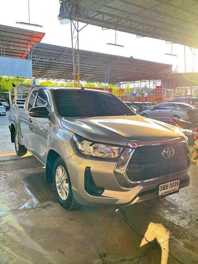 2023 TOYOTA Hilux