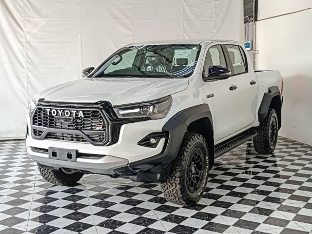 2025 TOYOTA Hilux