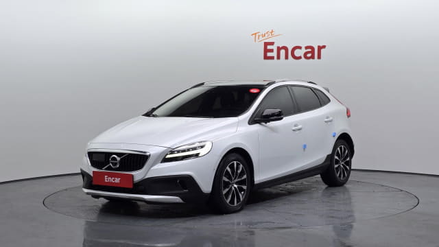 2019 VOLVO V40