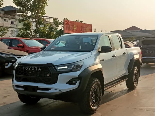 2025 TOYOTA Hilux