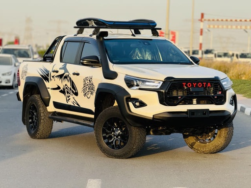 2024 TOYOTA Hilux