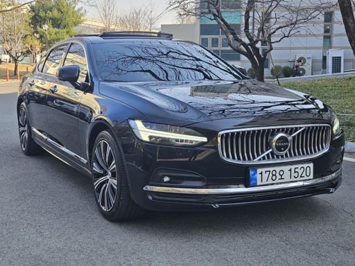 2022 VOLVO S90