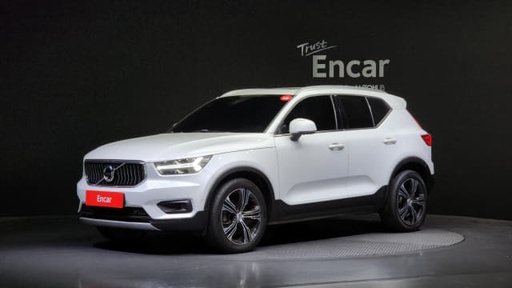 2021 VOLVO XC40