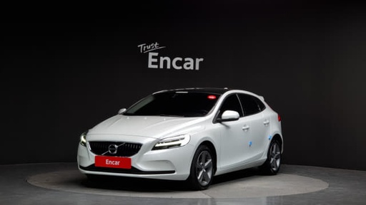 2017 VOLVO V40