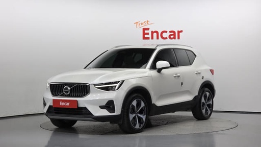 2023 VOLVO XC40