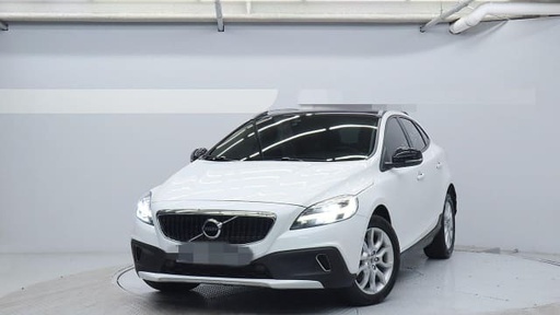 2018 VOLVO V40