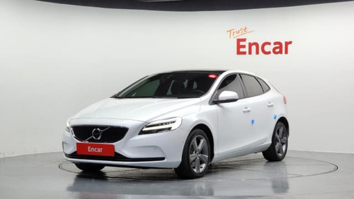 2018 VOLVO V40