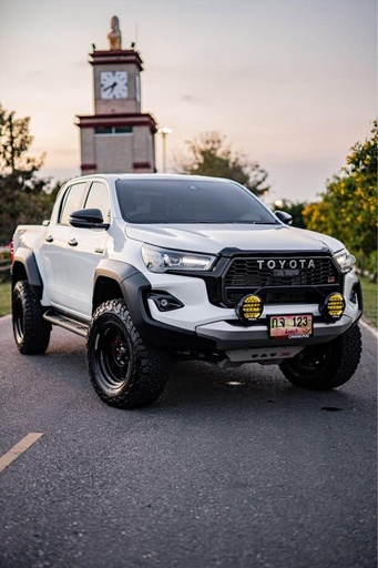 2025 TOYOTA Hilux