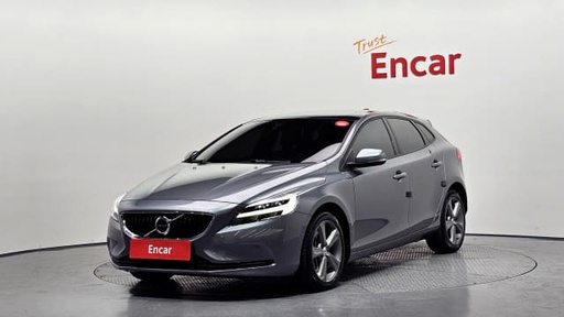 2018 VOLVO V40