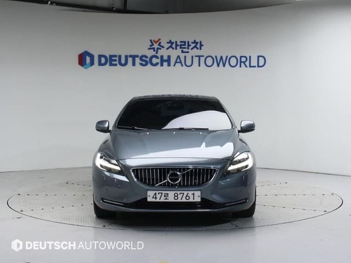 2017 VOLVO V40