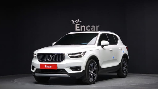 2022 VOLVO XC40
