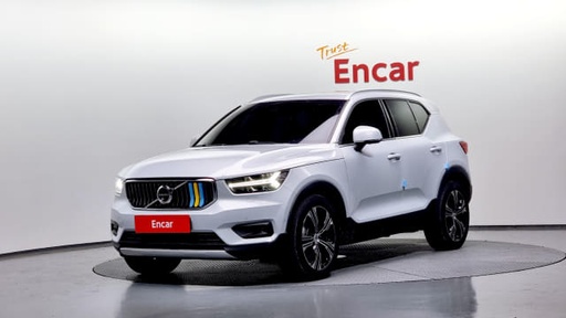 2021 VOLVO XC40