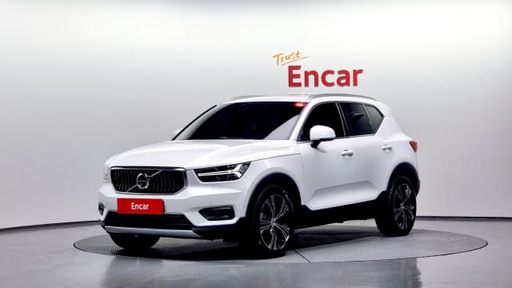 2021 VOLVO XC40