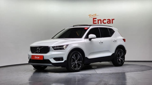 2021 VOLVO XC40