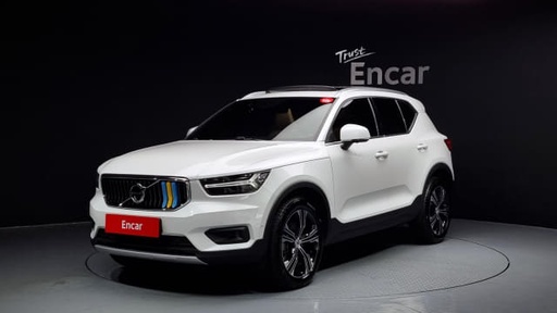 2022 VOLVO XC40