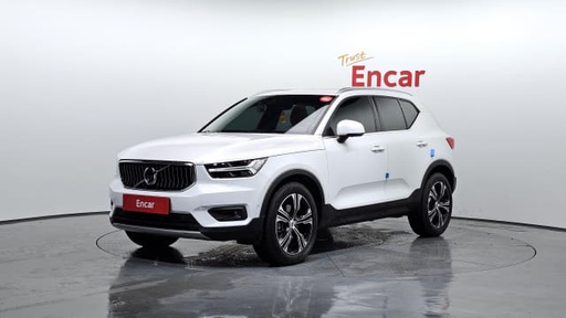 2021 VOLVO XC40
