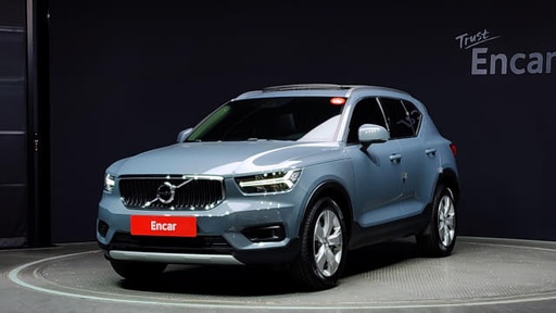 2021 VOLVO XC40