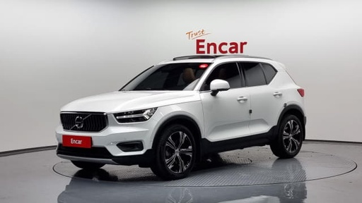 2021 VOLVO XC40