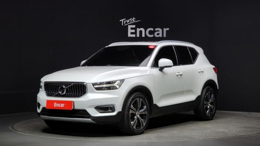 2022 VOLVO XC40