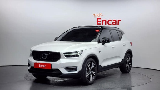 2021 VOLVO XC40