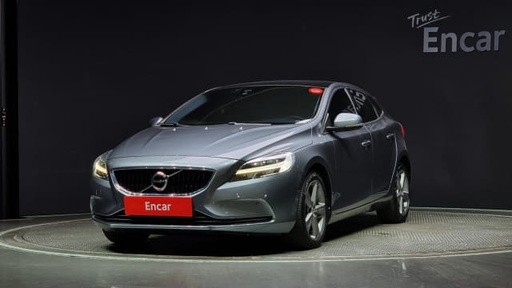 2018 VOLVO V40