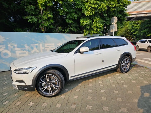 2019 VOLVO V90