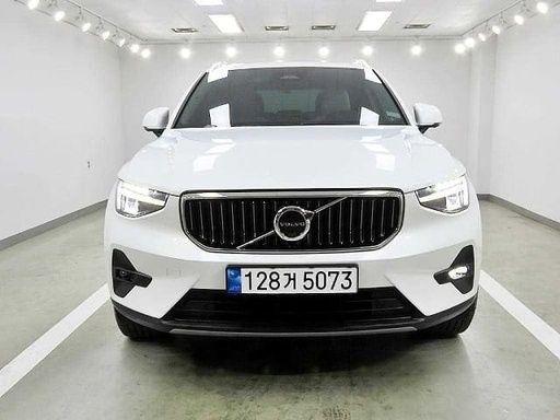 2023 VOLVO XC40