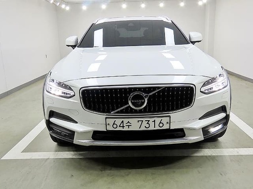 2018 VOLVO V90