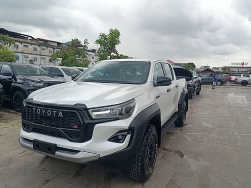 2024 TOYOTA Hilux