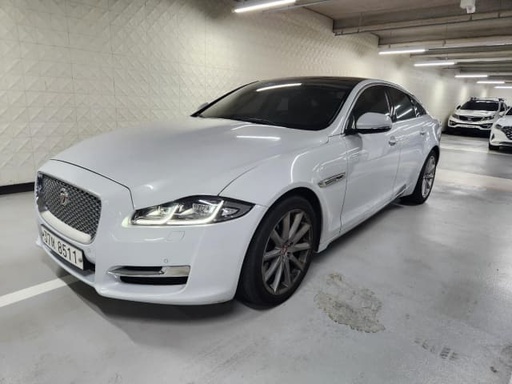 2017 JAGUAR XJ Series