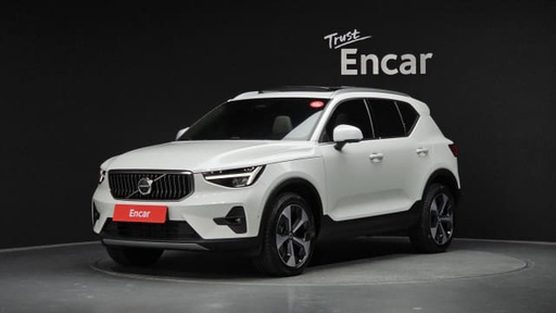 2023 VOLVO XC40