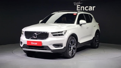 2021 VOLVO XC40