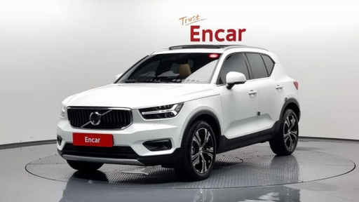 2021 VOLVO XC40