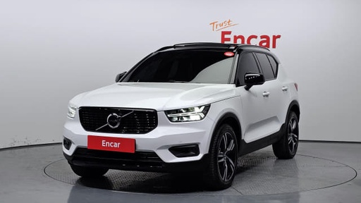 2022 VOLVO XC40