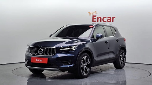 2021 VOLVO XC40