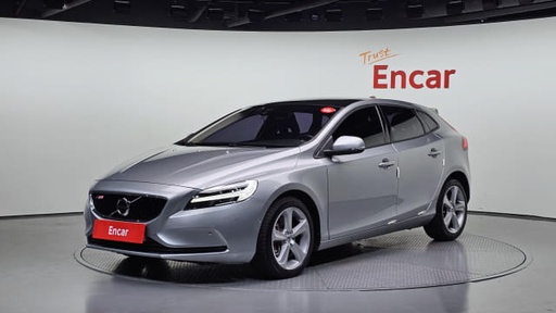 2017 VOLVO V40